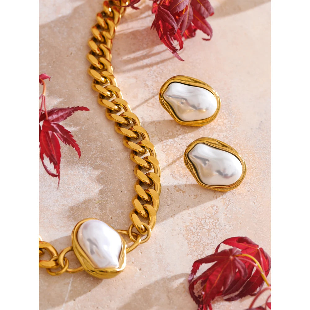 Pearl geometric chain earrings in gold-plated stainless steel with pearl.