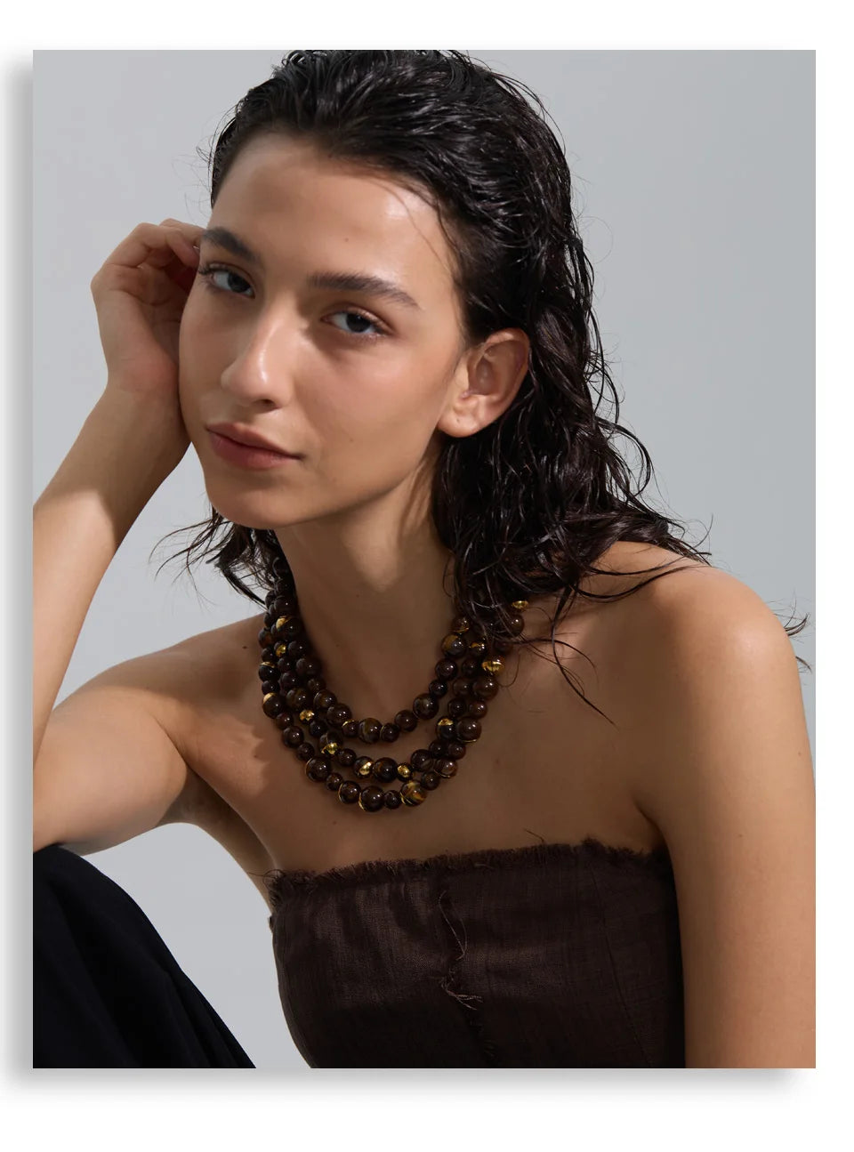 Pearl beaded geometric earrings in gold-plated stainless steel with pearl.