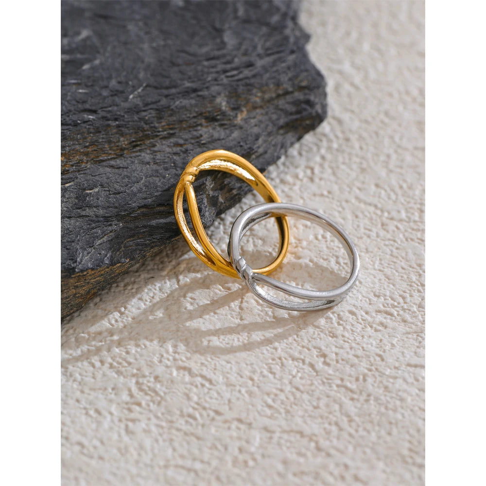 Minimalist geometric ring in 18K gold-plated stainless steel.