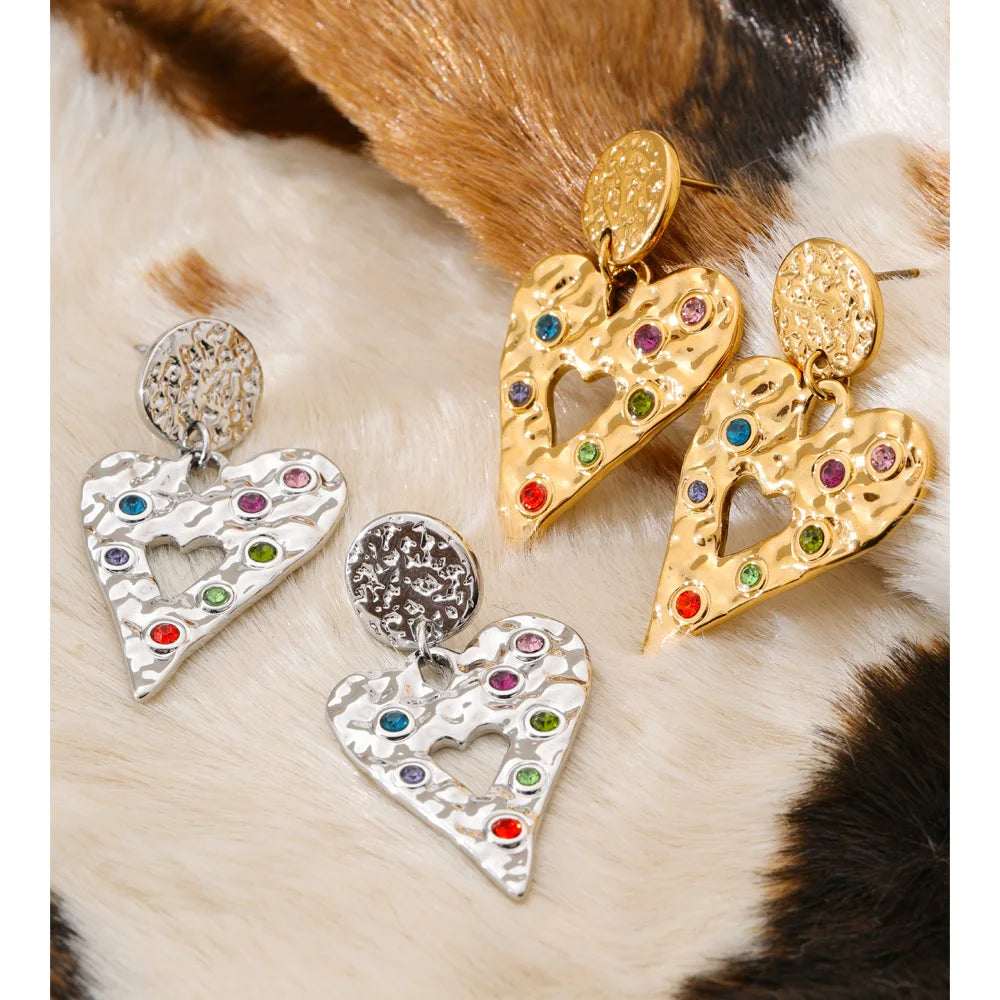 Cubic zirconia heart hammered earrings in gold-plated stainless steel with cubic zirconia.