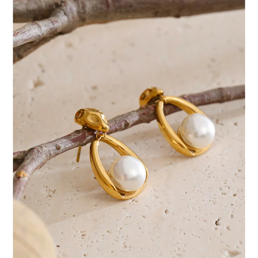 Pearl geometric earrings in gold-plated stainless steel with pearl.