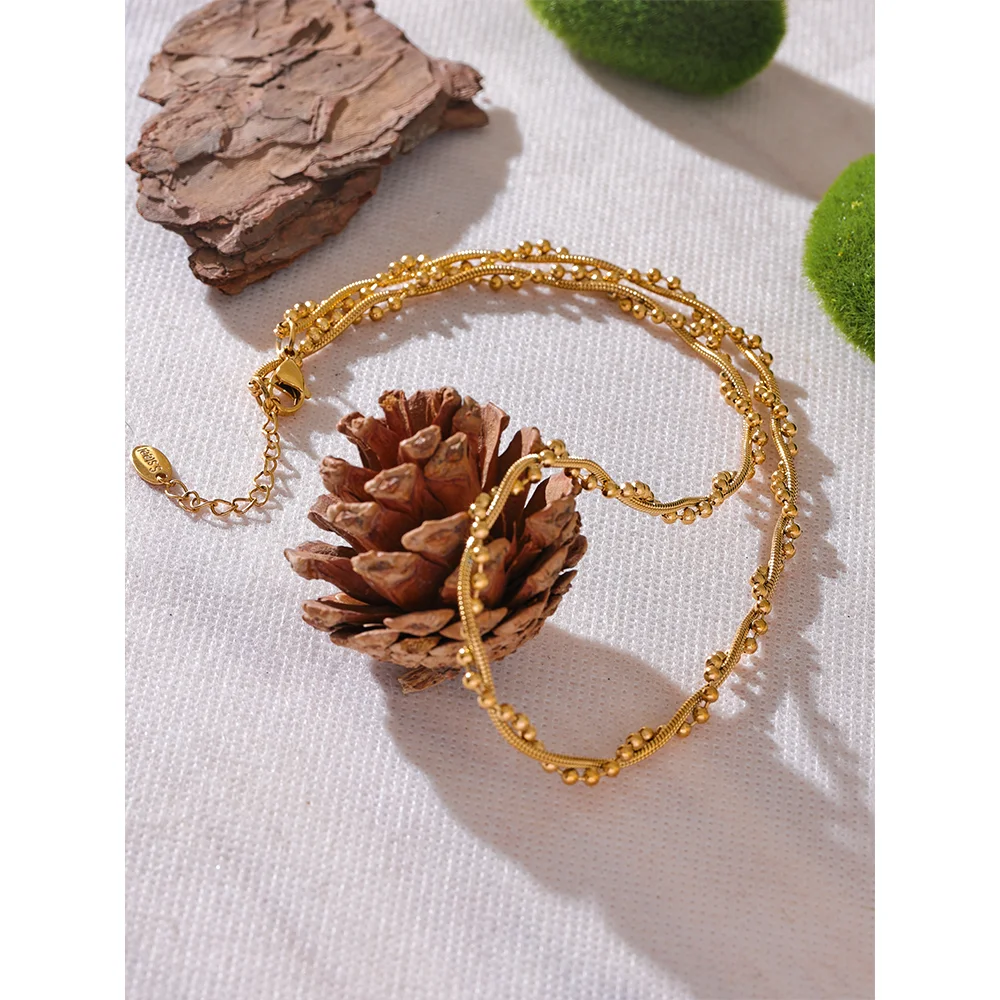 Geometric chain necklace in gold-plated stainless steel.