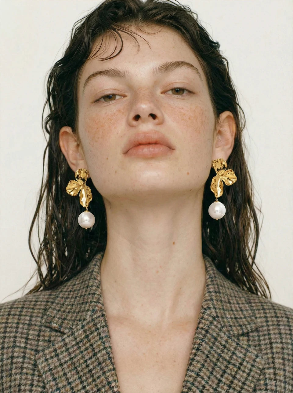 Pearl flower earrings in gold-plated stainless steel with pearl.
