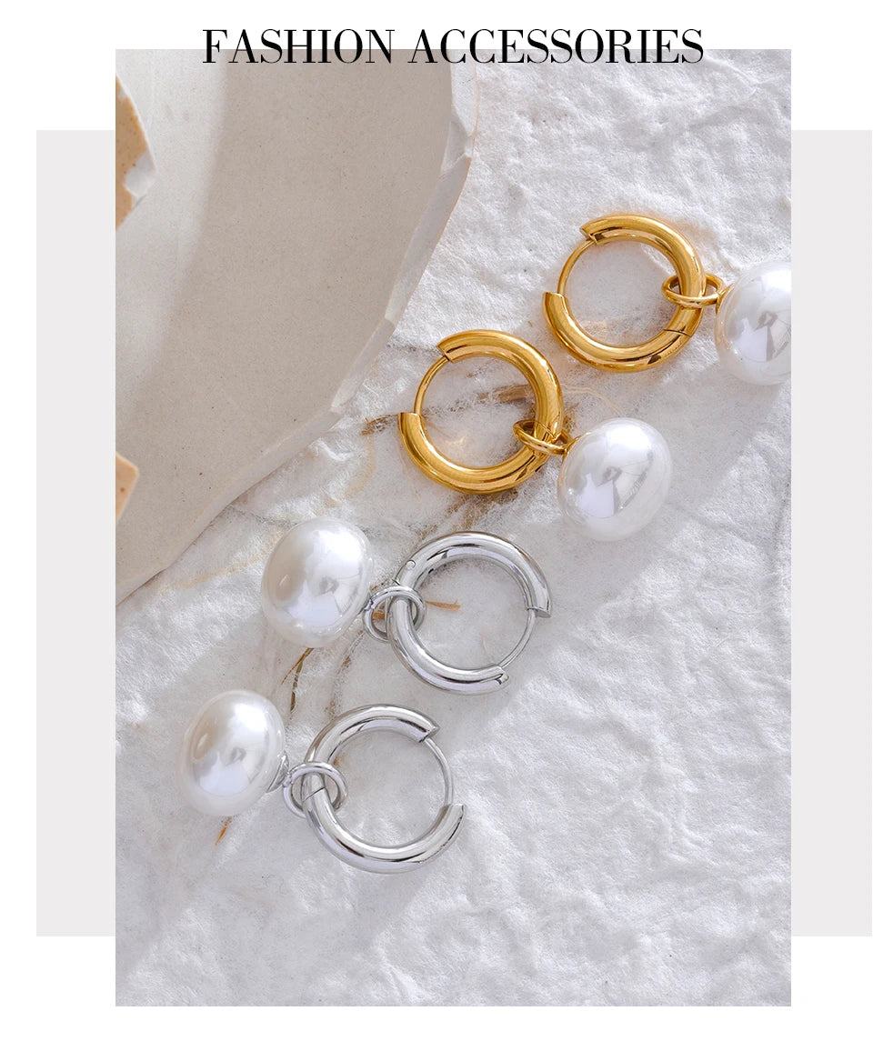 Pearl geometric earrings in gold-plated stainless steel with pearl.
