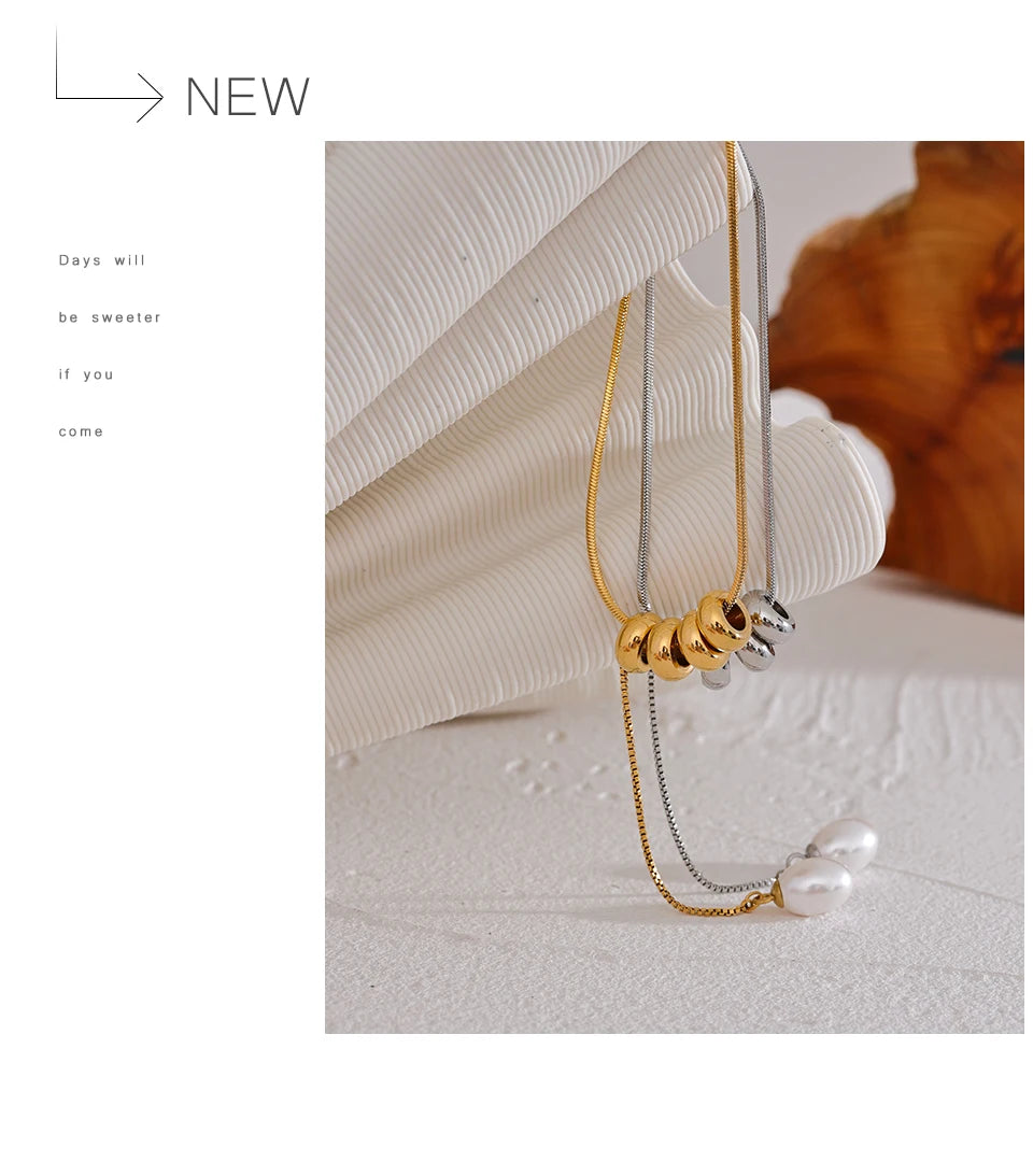 Pearl beaded geometric necklace in gold-plated stainless steel with pearl.