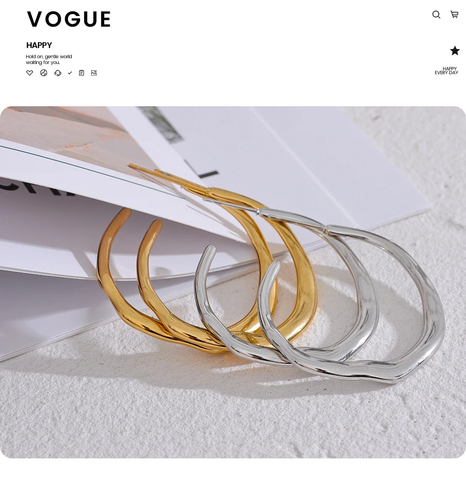 Minimalist geometric earrings in gold-plated stainless steel.