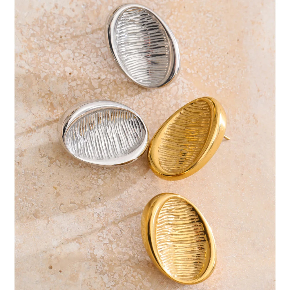 Geometric earrings in gold-plated stainless steel.