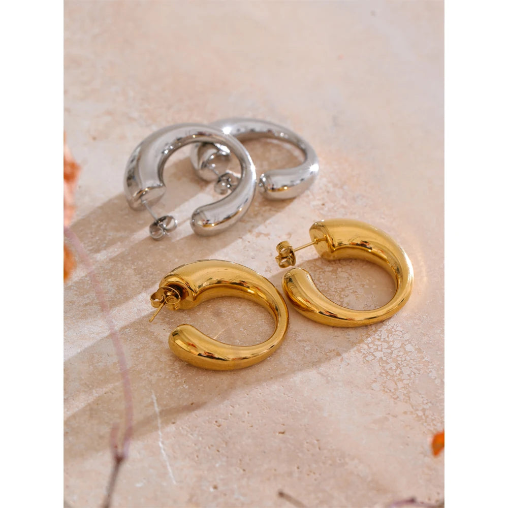 Minimalist geometric earrings in gold-plated stainless steel.