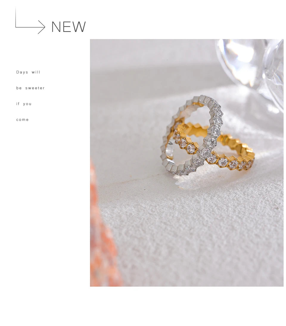 White cubic zirconia geometric ring in gold-plated stainless steel with cubic zirconia.