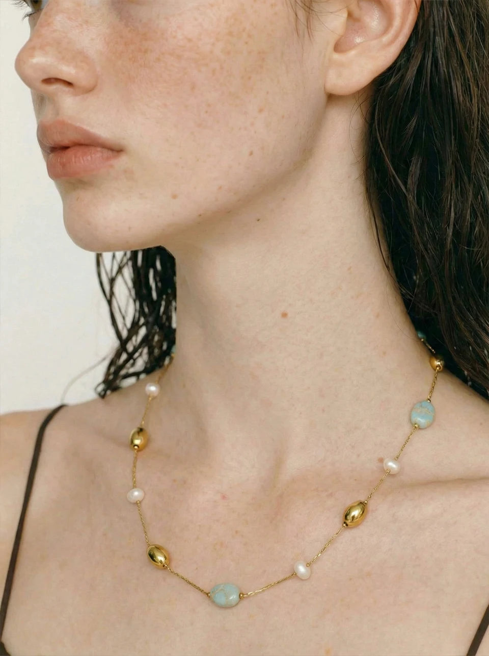 Pearl natural stone beaded necklace in gold-plated stainless steel with pearl and natural stone.