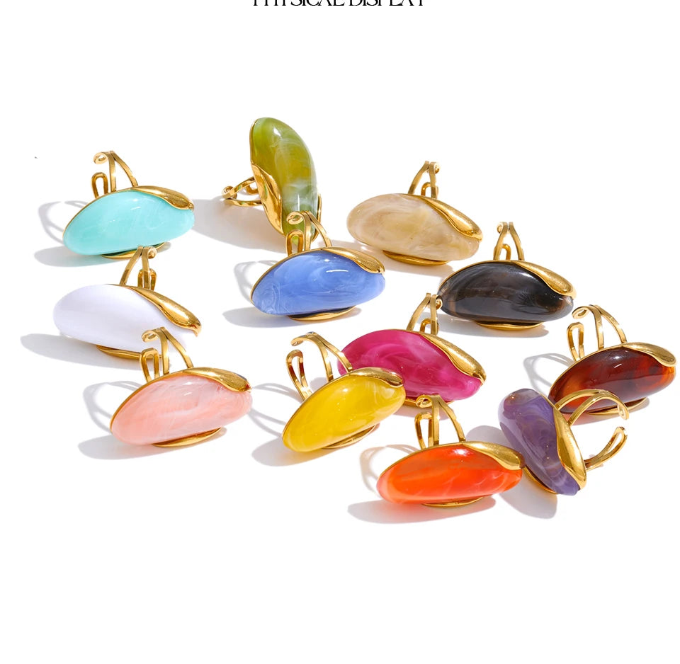 Resin multi-color geometric ring in 18K gold-plated stainless steel with resin.