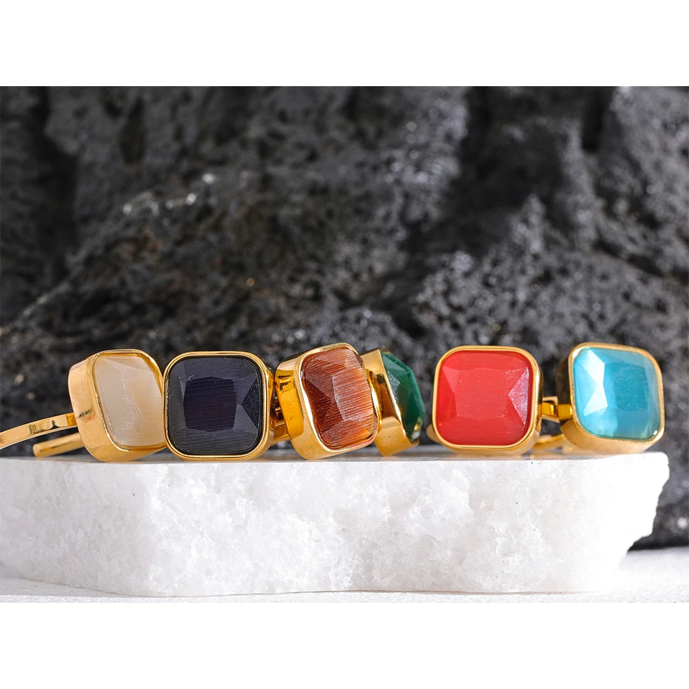 Natural stone multi-color geometric ring in 18K gold-plated stainless steel with natural stone.