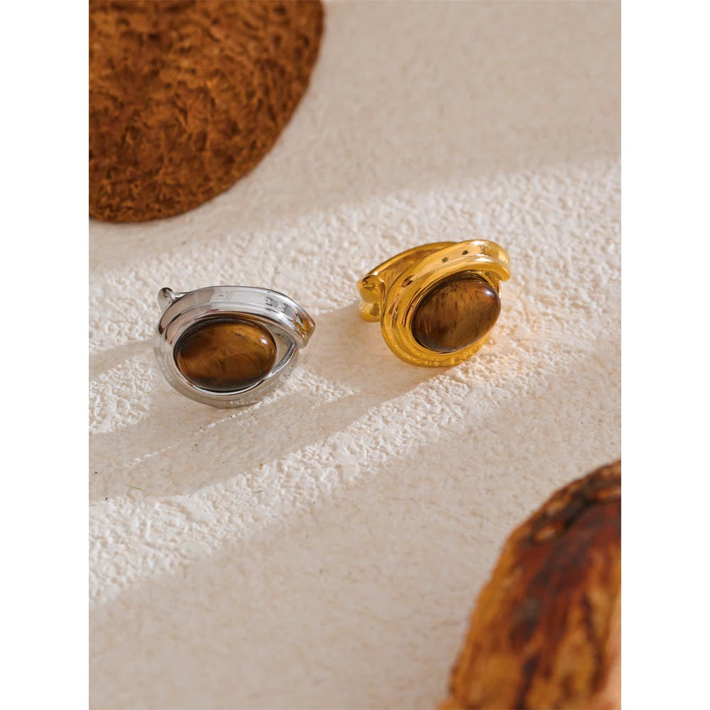 Natural stone geometric ring in gold-plated stainless steel with natural stone.