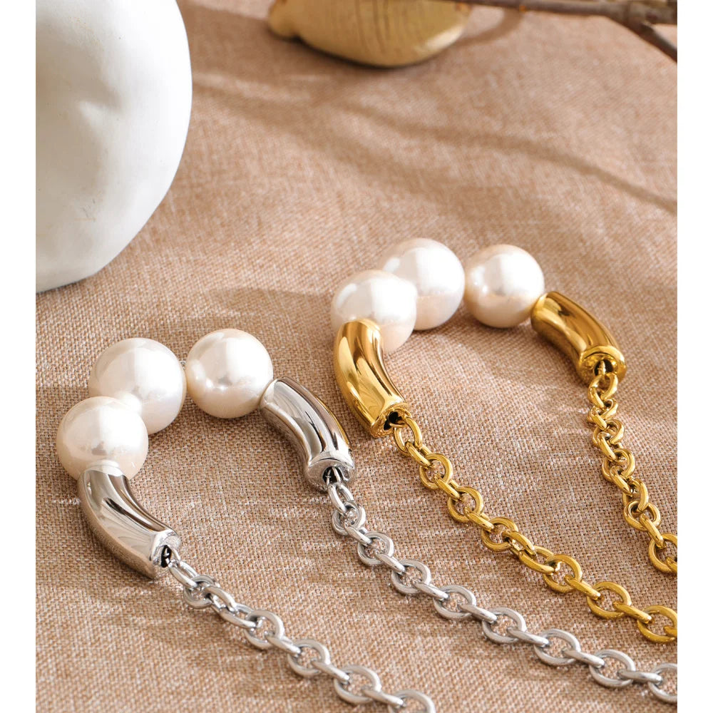 Pearl beaded geometric necklace in gold-plated stainless steel with pearl.