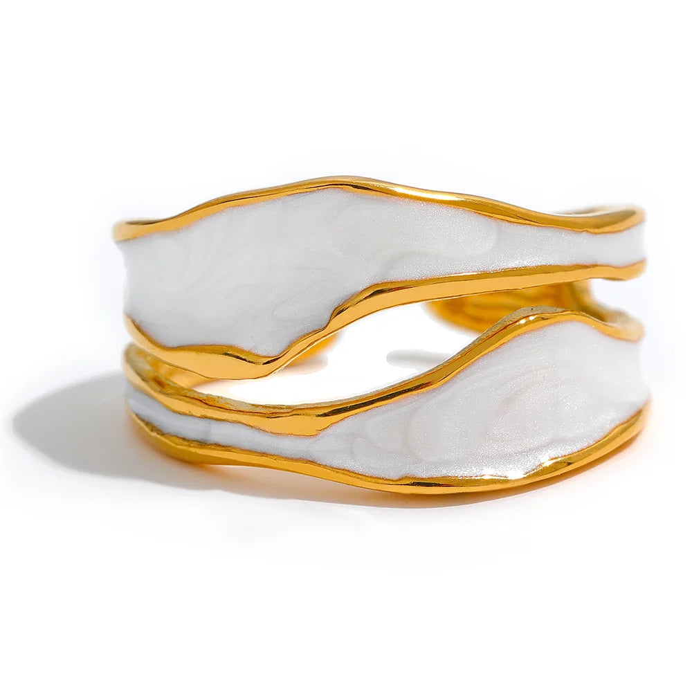 White enamel geometric ring in 18K gold-plated stainless steel with enamel.