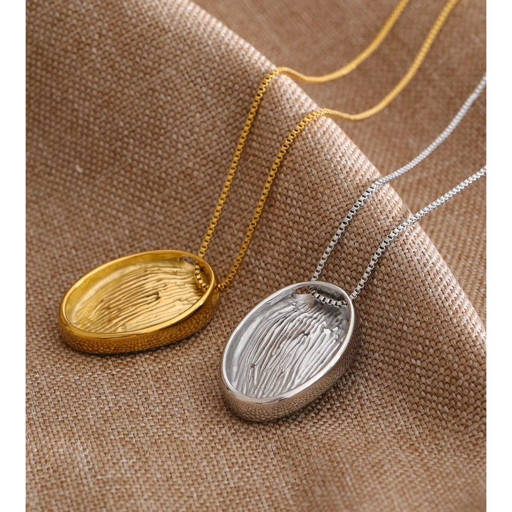 Geometric necklace in gold-plated stainless steel.