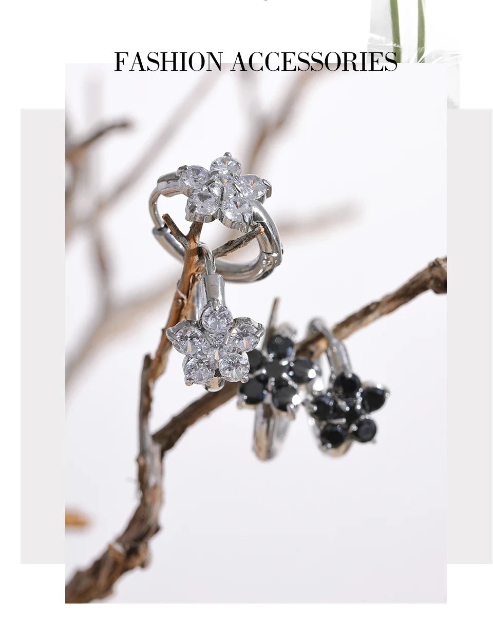 Cubic zirconia flower earrings in gold-plated stainless steel with cubic zirconia.