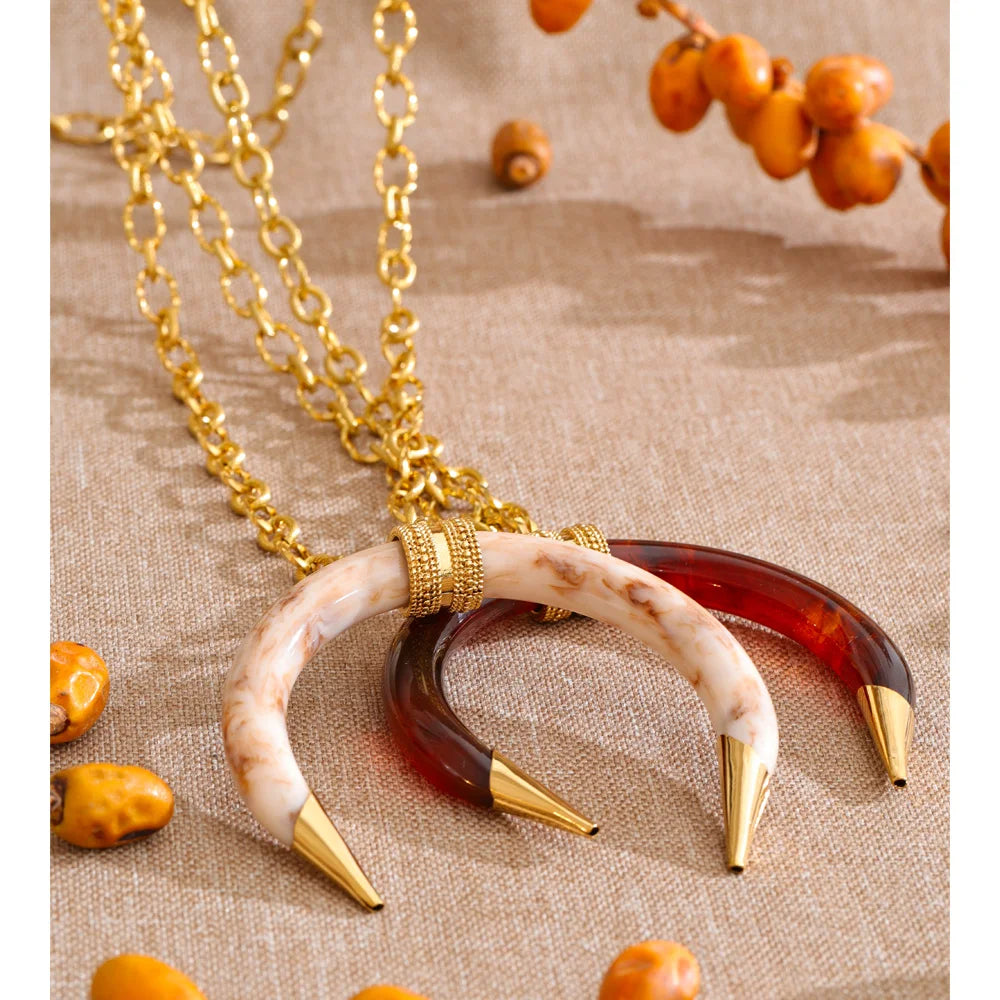 Resin geometric necklace in gold-plated stainless steel with resin.