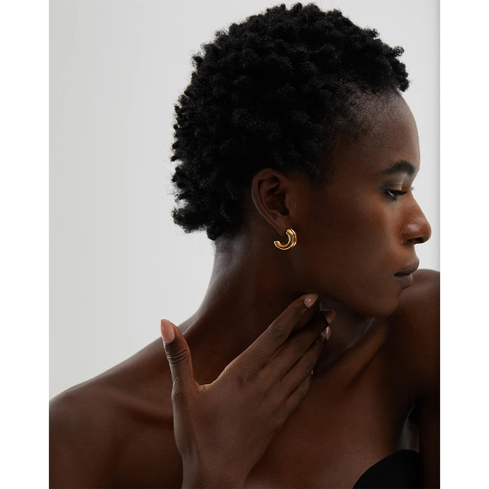 Minimalist geometric earrings in gold-plated stainless steel.