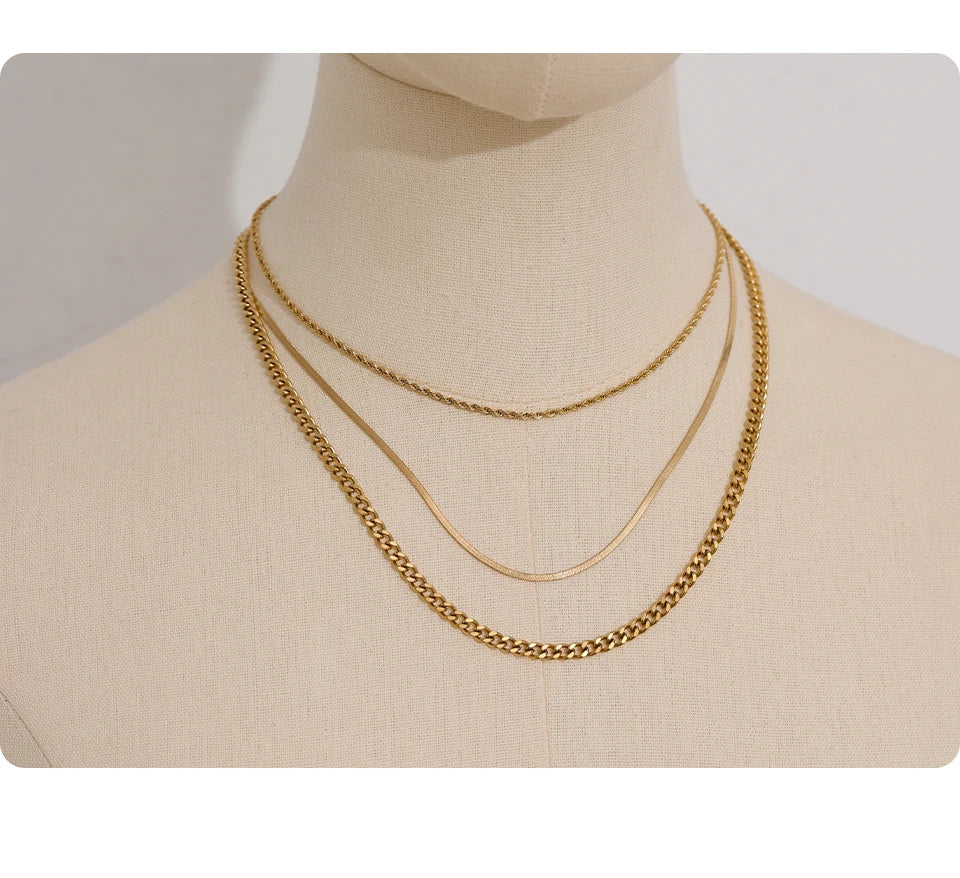 Geometric chain layered necklace in gold-plated stainless steel.