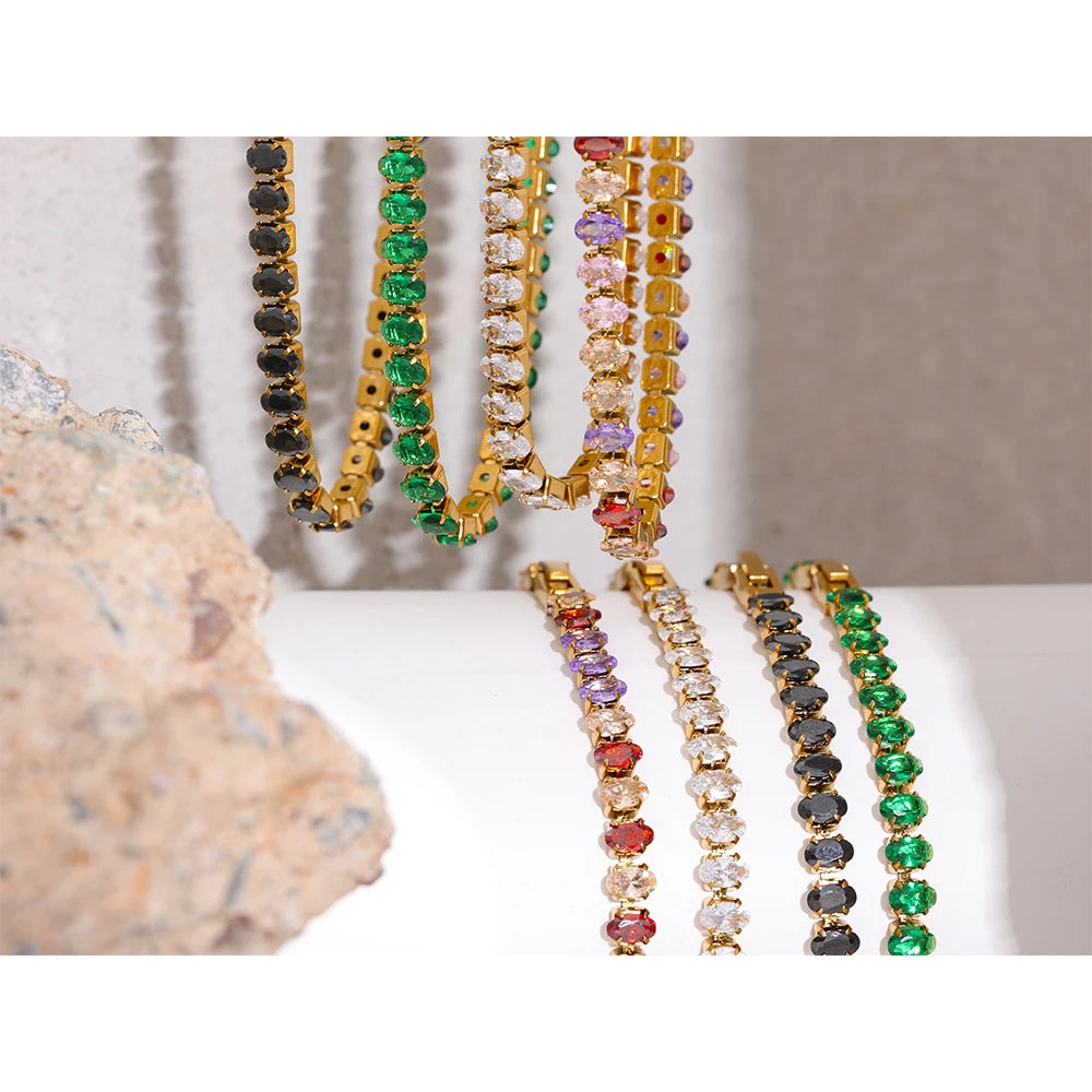 Cubic zirconia geometric necklace in gold-plated stainless steel with cubic zirconia.