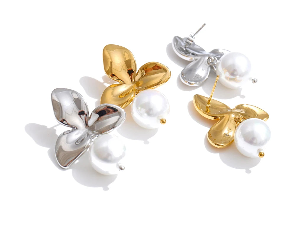Pearl flower earrings in gold-plated stainless steel with pearl.