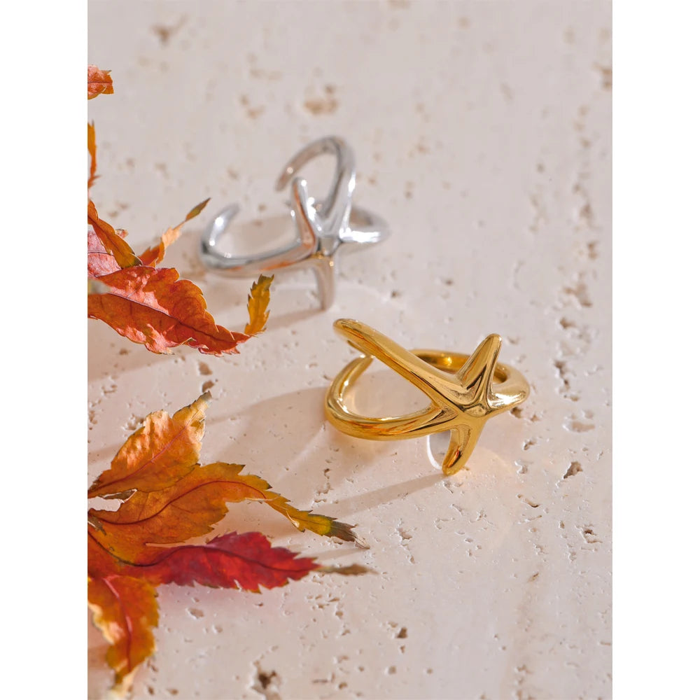 Star geometric ring in gold-plated stainless steel.