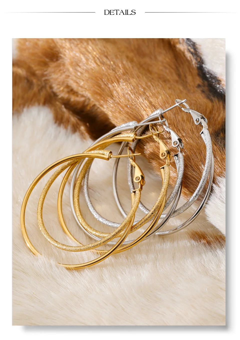 Geometric earrings in gold-plated stainless steel.