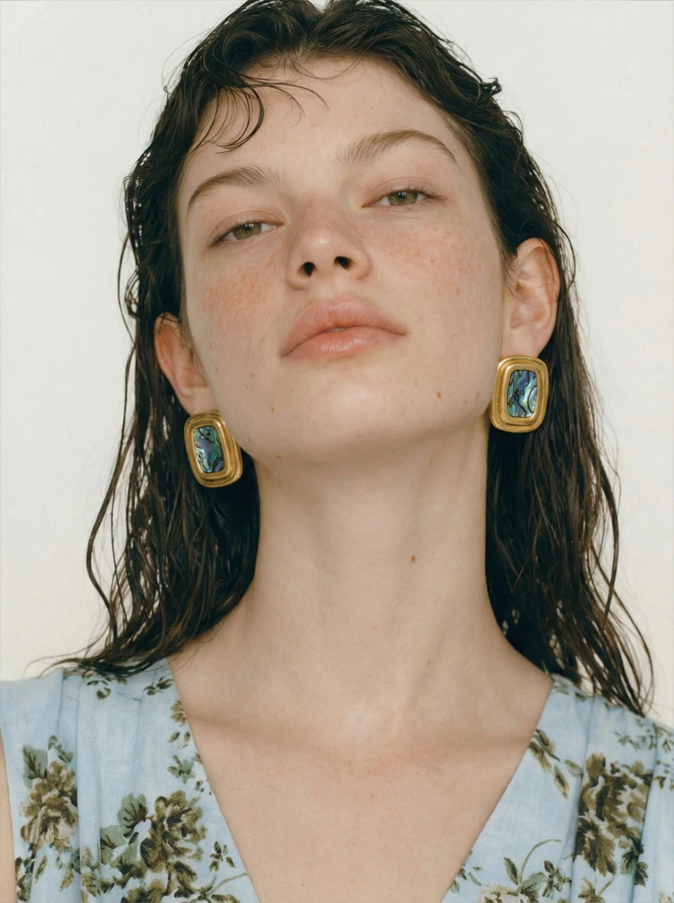 Shell geometric earrings in gold-plated stainless steel with shell.