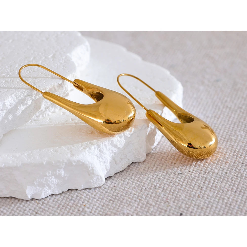 Geometric earrings in gold-plated stainless steel.