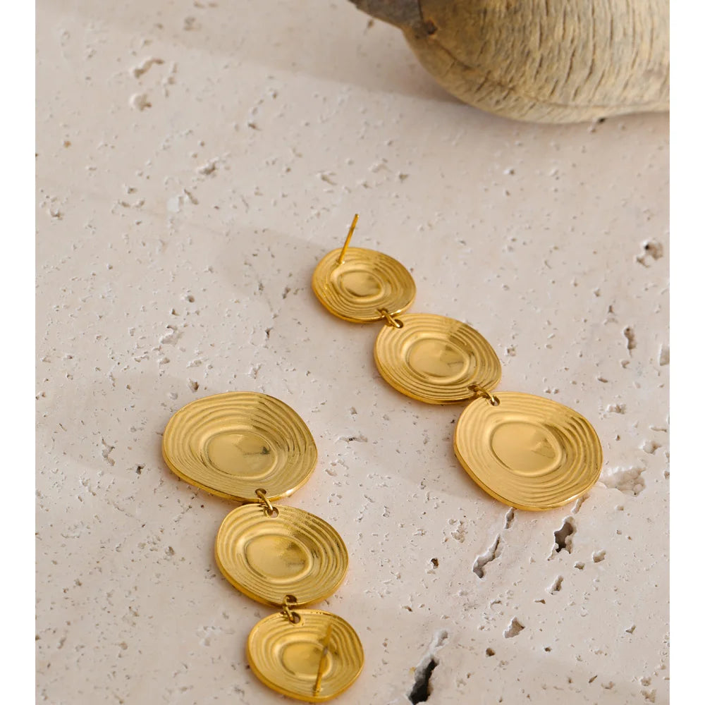 Geometric earrings in gold-plated stainless steel.