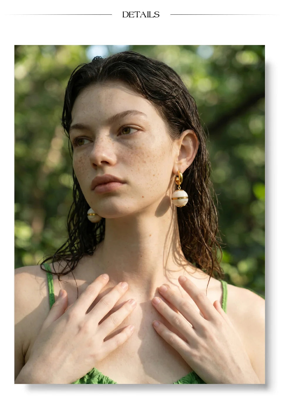 Resin acrylic beaded earrings in gold-plated stainless steel with resin and acrylic.