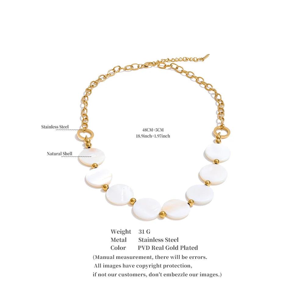 Shell geometric chain necklace in gold-plated stainless steel with shell.