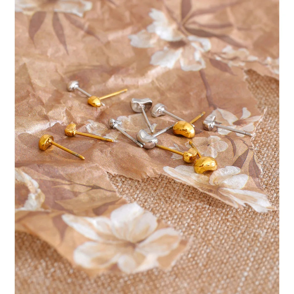 Heart earrings in gold-plated stainless steel.
