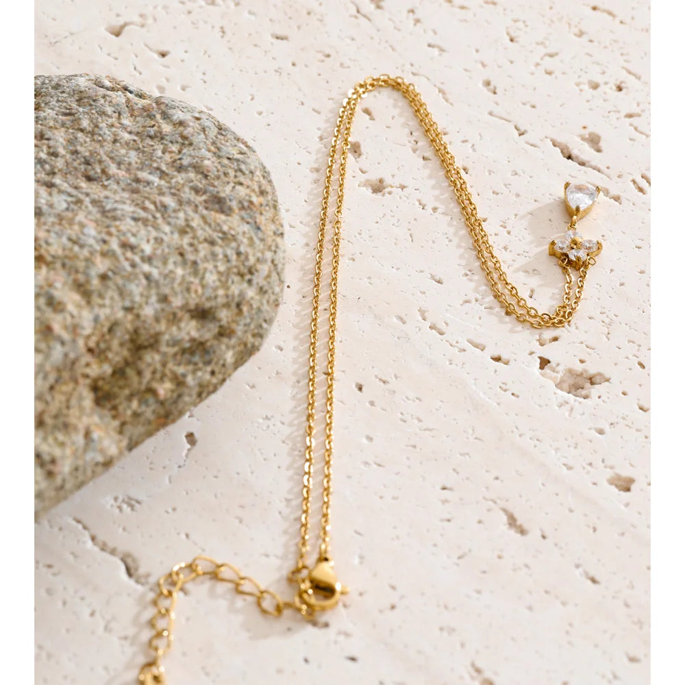 Cubic zirconia flower necklace in gold-plated stainless steel with cubic zirconia.