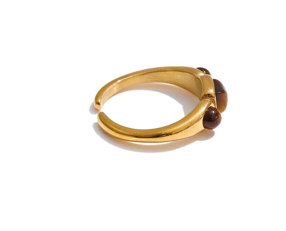 Natural stone geometric ring in 18K gold-plated stainless steel with natural stone.