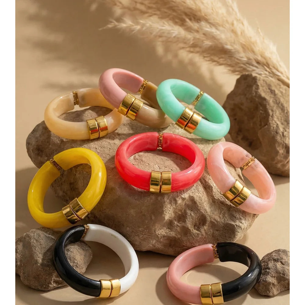 Resin acrylic geometric bracelet in gold-plated stainless steel with resin and acrylic.