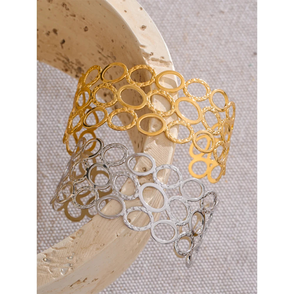 Geometric bracelet in gold-plated stainless steel.