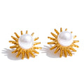 Pearl flower geometric earrings in gold-plated stainless steel with pearl.