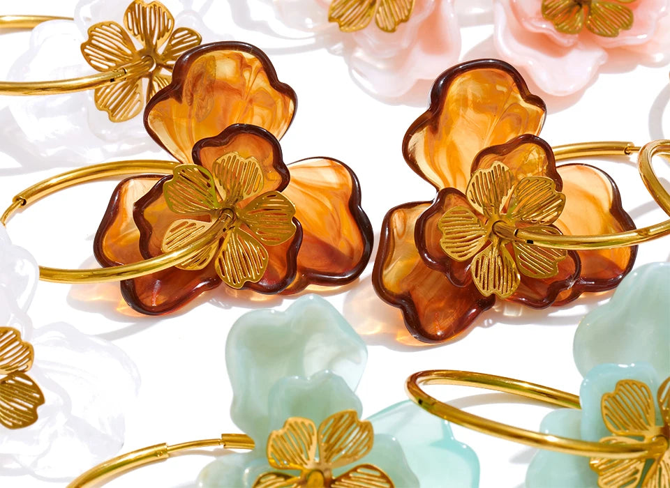 Resin flower earrings in gold-plated stainless steel with resin.