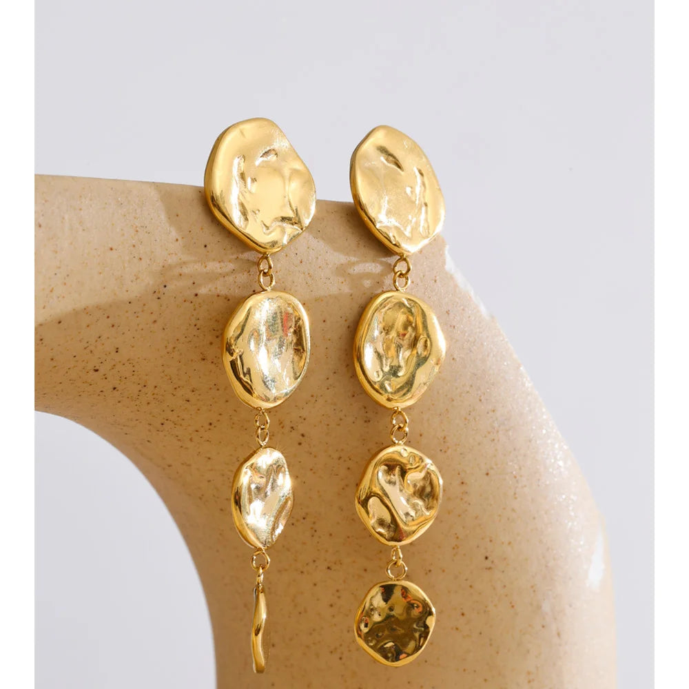 Geometric chain earrings in gold-plated stainless steel.