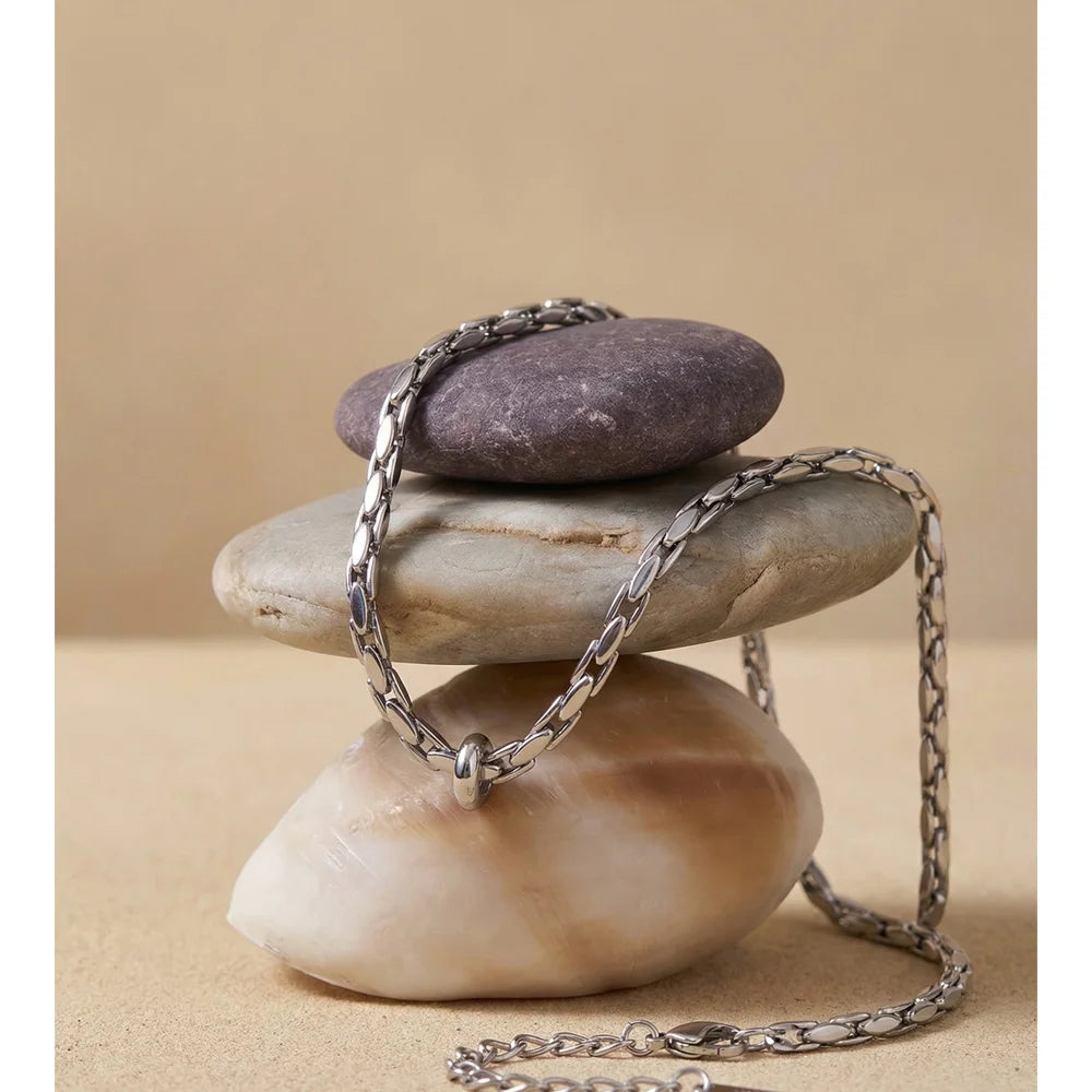 Geometric chain necklace in gold-plated stainless steel.