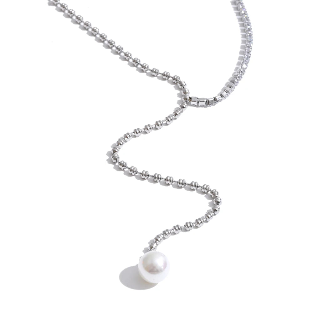 Cubic zirconia pearl geometric necklace in gold-plated stainless steel with pearl and cubic zirconia.
