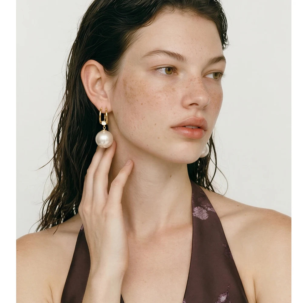 Pearl beaded geometric earrings in gold-plated stainless steel with pearl.