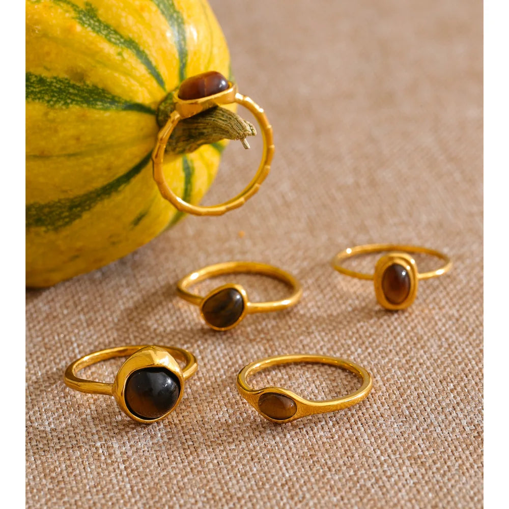 Natural stone geometric ring in 18K gold-plated stainless steel with natural stone.