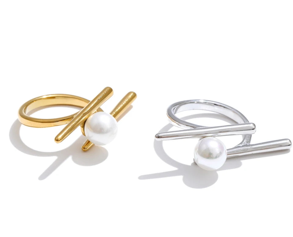 Pearl geometric ring in 18K gold-plated stainless steel with pearl.