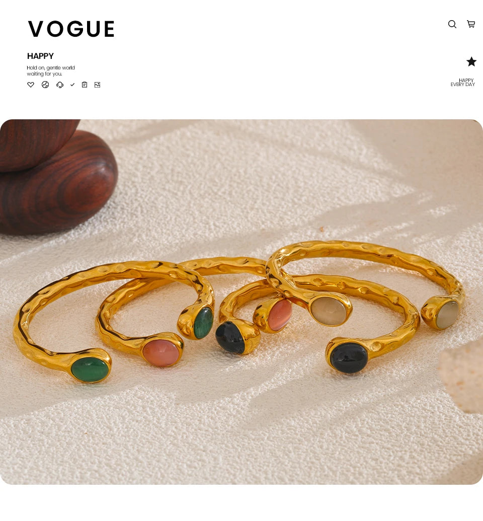 Natural stone geometric bracelet in gold-plated stainless steel with natural stone.