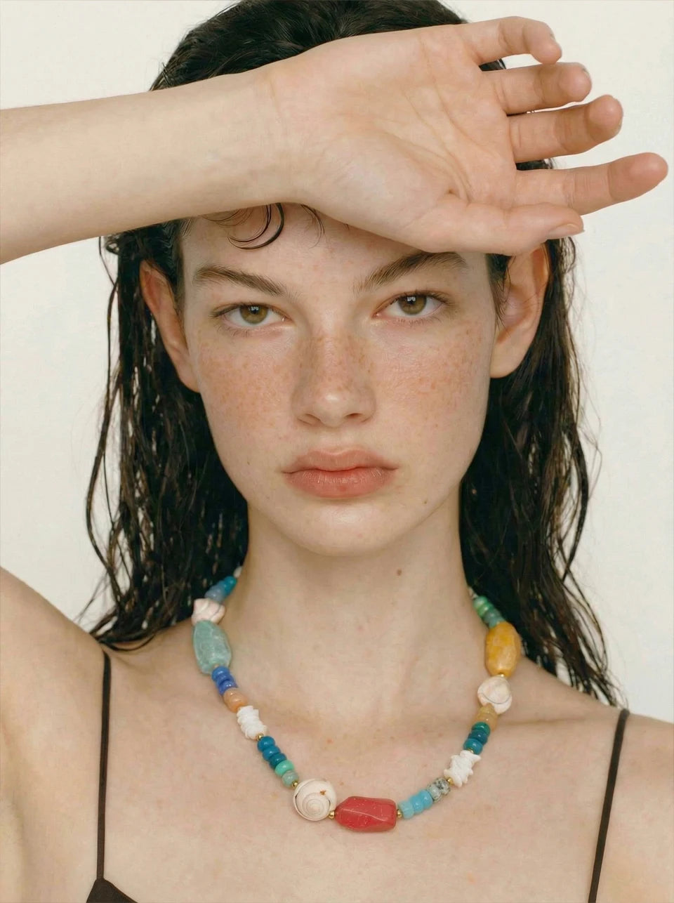 Shell resin natural stone necklace in gold-plated stainless steel with natural stone and shell.