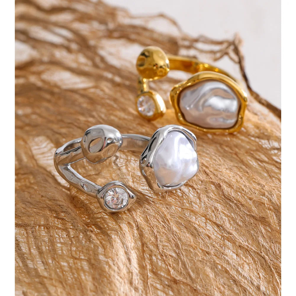 Cubic zirconia pearl geometric ring in gold-plated stainless steel with pearl and cubic zirconia.