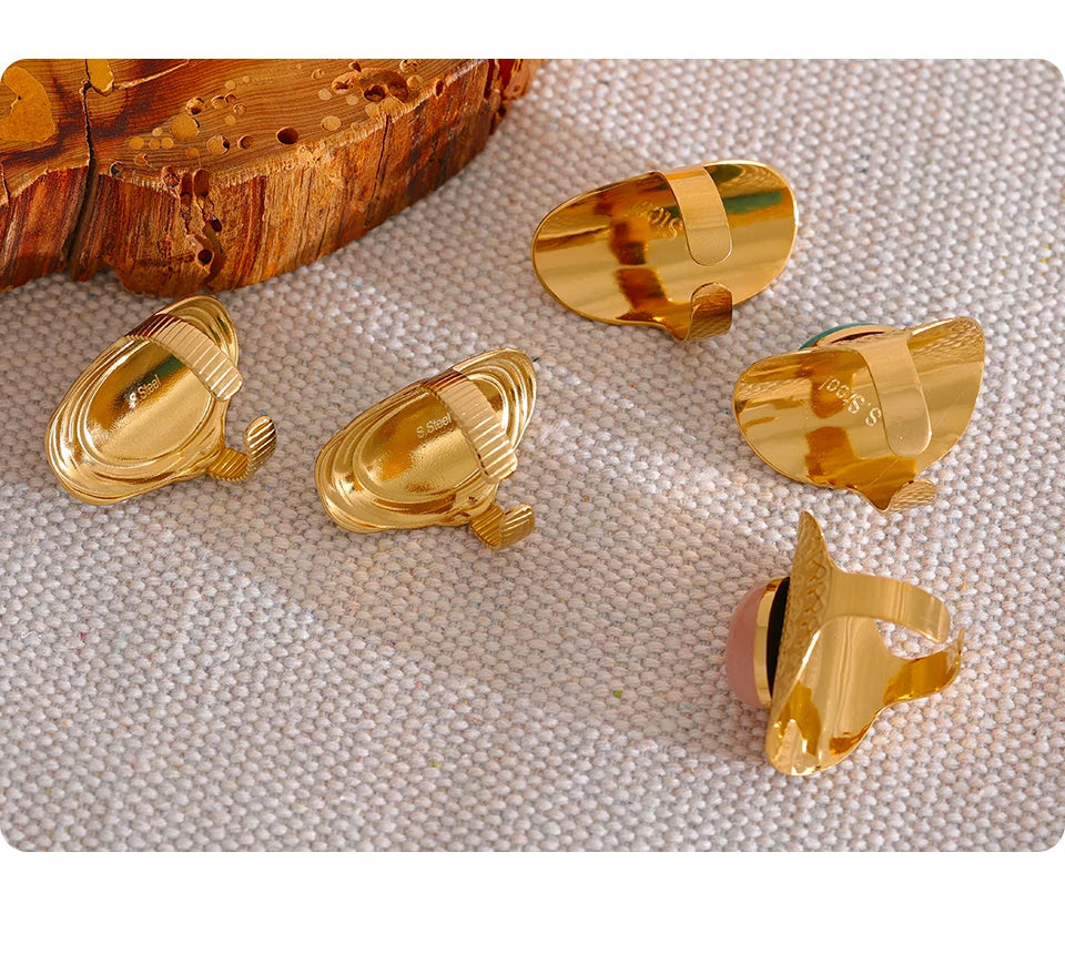 Green natural stone geometric ring in 18K gold-plated stainless steel with natural stone.